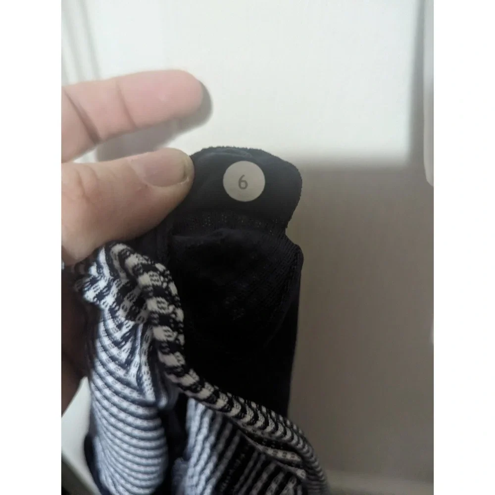Lululemon Practice Freely Inkwell Tank Size 6 EUC Navy Blue White - Picture 6 of 10